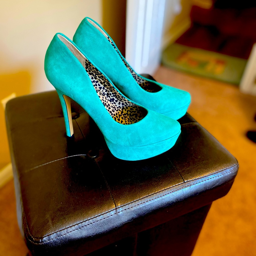 Jessica Simpson platform heel, never worn, 4 1/2 inch heel.